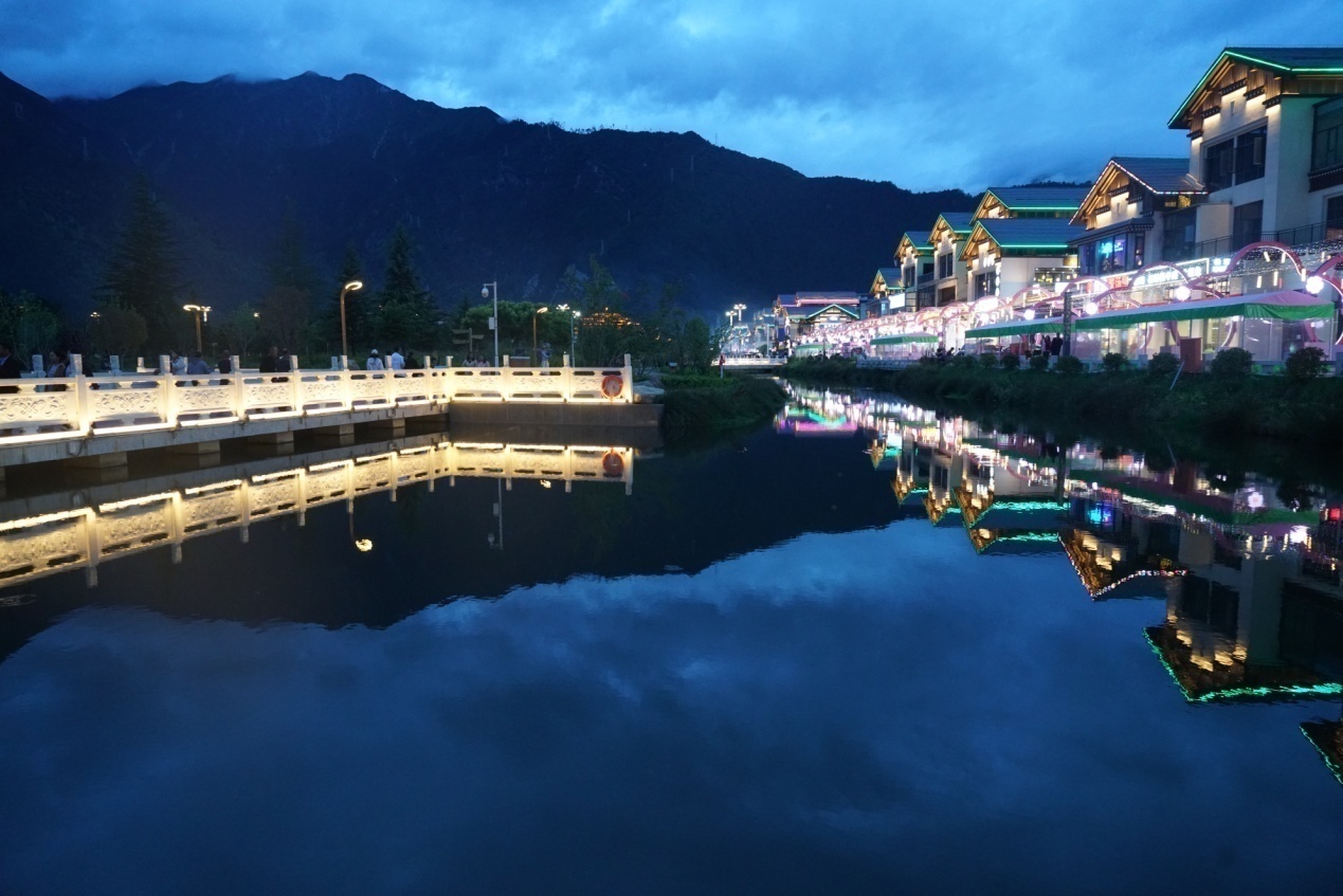 工布公園的夜景。人民網(wǎng)記者 益西康珠攝