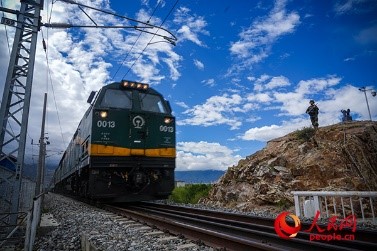 武警西藏總隊拉薩支隊執(zhí)勤八大隊官兵向駛過的火車行舉槍禮。張磊 攝