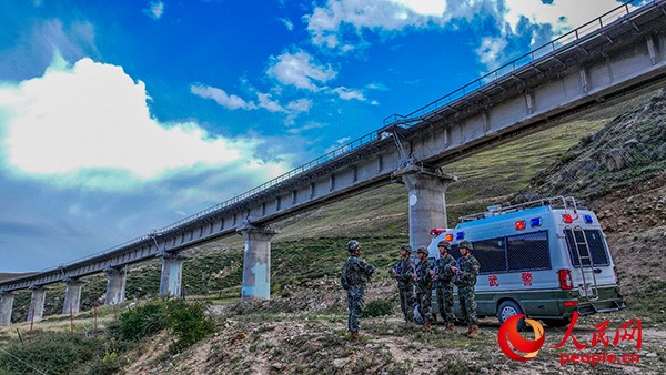 武警西藏總隊拉薩支隊執(zhí)勤八大隊官兵進(jìn)行護(hù)路演練以應(yīng)對突發(fā)情況。張磊 攝
