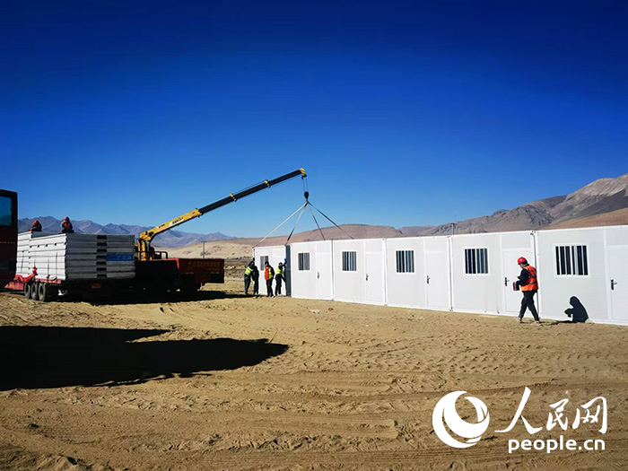 1月9日，在日喀則市定日縣長所鄉(xiāng)森嘎村安置點，工作人員抓緊搭建移動板房，確保受災(zāi)群眾溫暖過冬。人民網(wǎng)記者 吳雨仁攝