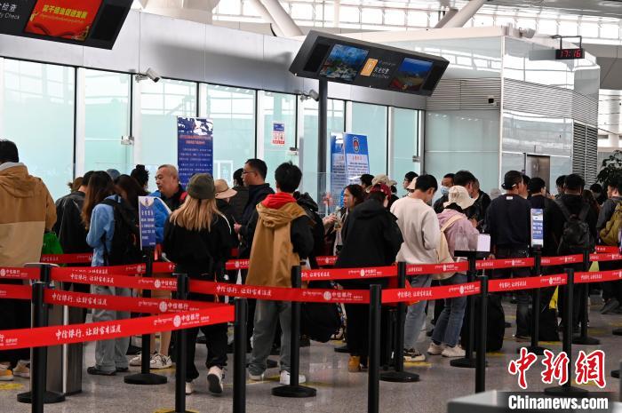 圖為“五一”期間，拉薩貢嘎機場旅客密集出行?！≡黝D珠 攝
