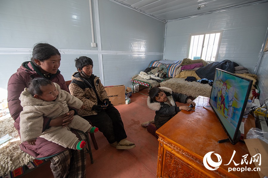 古榮村群眾入住活動板房。人民網(wǎng)記者 翁奇羽攝