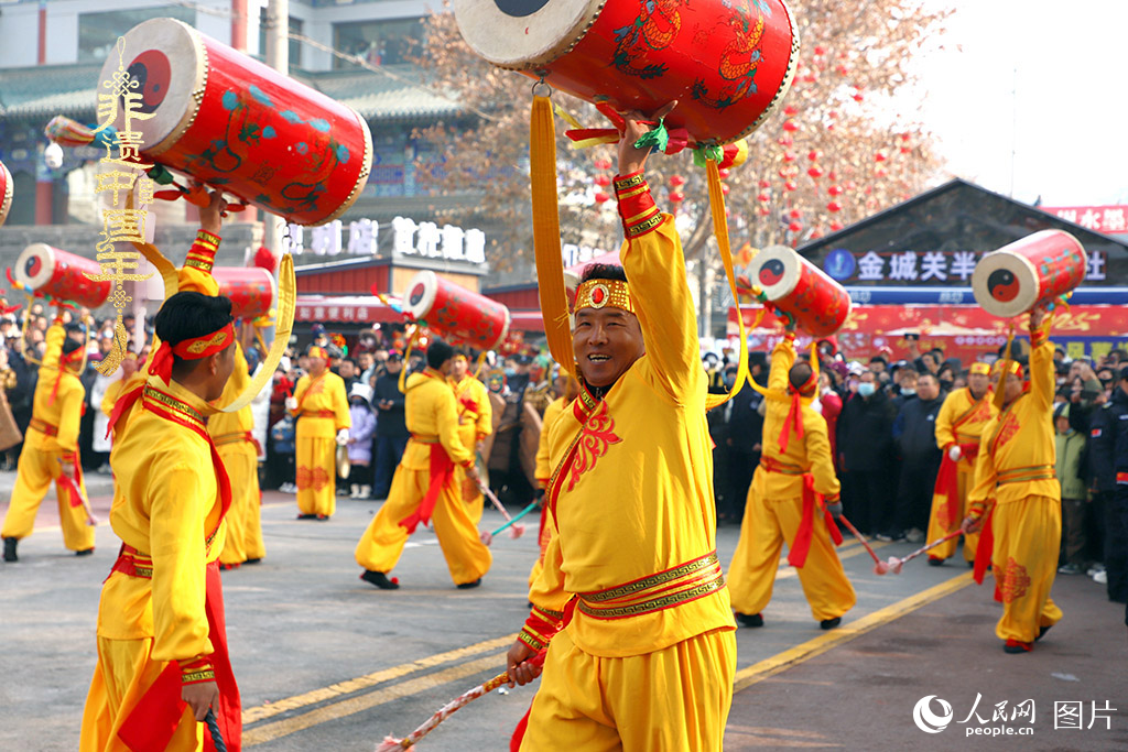 2025年1月29日，蘭州太平鼓、舞獅、軍儺、秦腔等精彩的蘭州市經(jīng)典非物質(zhì)文化遺產(chǎn)代表性項目在金城關黃河文化旅游街區(qū)廣場集中亮相。人民網(wǎng)記者 焦隆攝