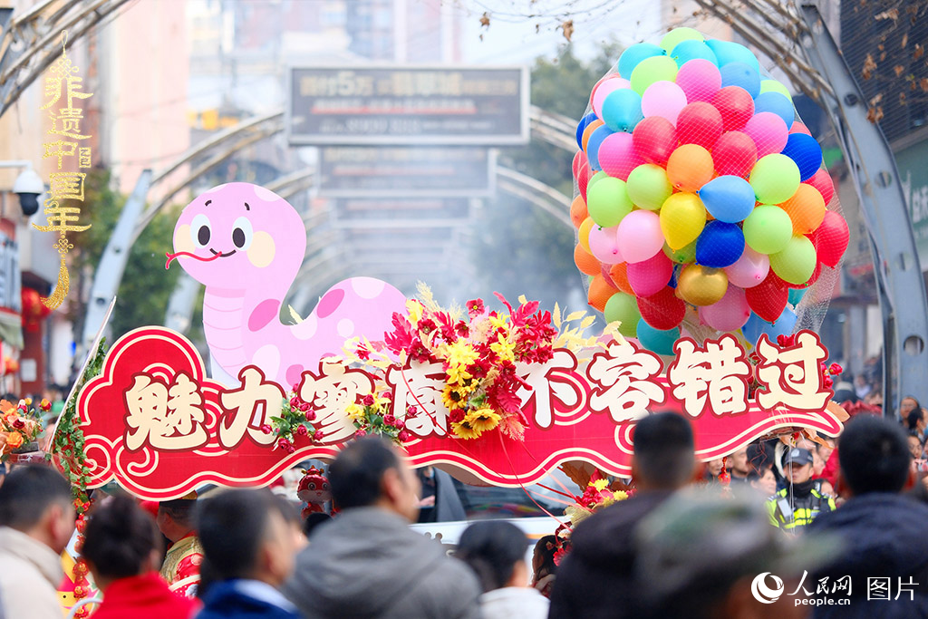 2025年1月29日，大年初一，云南省曲靖市麒麟?yún)^(qū)舉行“千人舞麒麟”活動，耍龍舞獅過大年，現(xiàn)場人山人海，熱鬧非凡。人民網(wǎng) 莊志斌攝