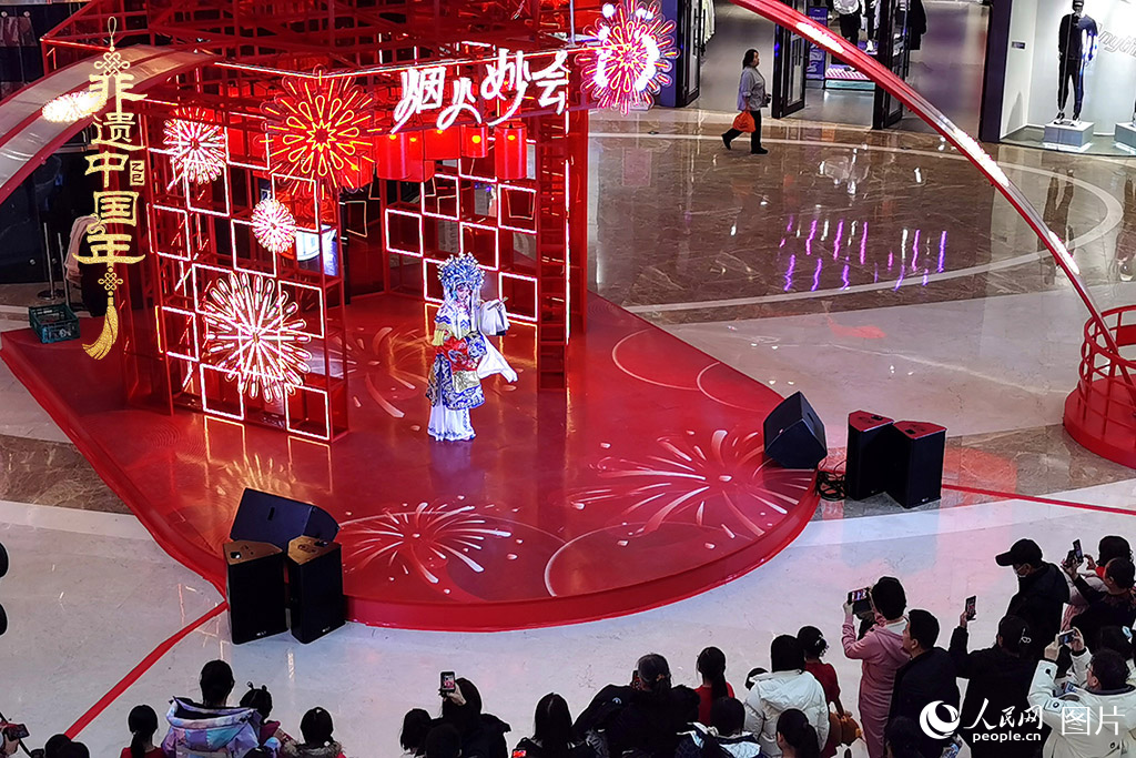 2025年1月29日，大年初一，吉林省京劇團亮相長春“煙火妙會”，演員們用的精湛技藝，為市民呈上一場韻味悠長的視聽盛宴，一招一式盡顯京劇魅力?，F(xiàn)場還進行了京劇知識科普，讓傳統(tǒng)文化在互動中 “活” 起來，為新春佳節(jié)增添了一抹濃厚的文化底色 。人民網(wǎng)記者 王帝元攝