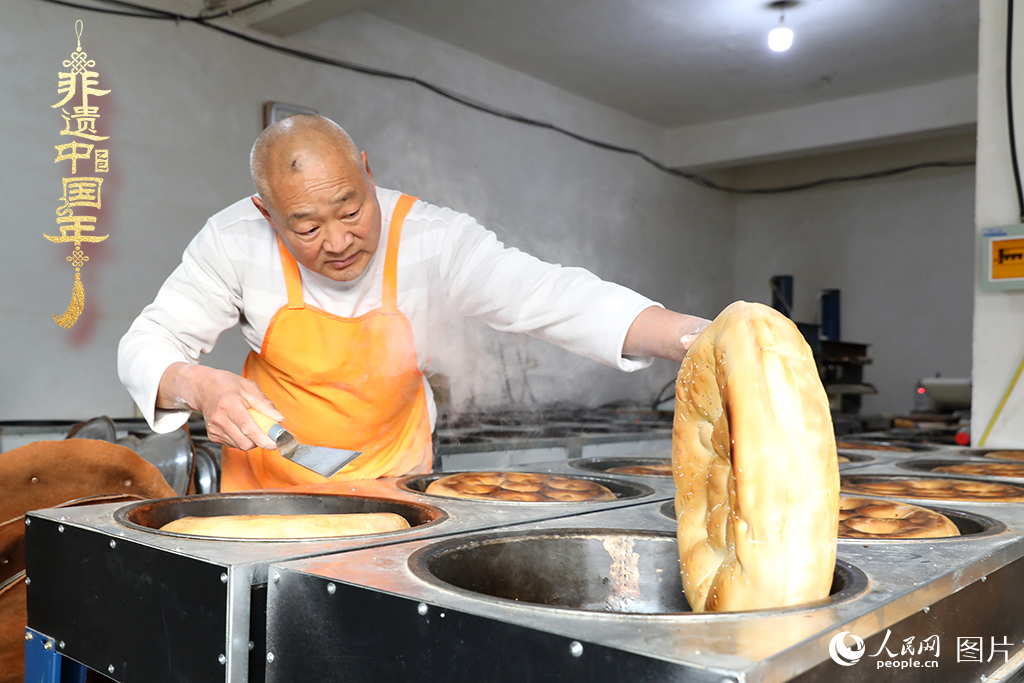 2025年1月23日，山東省臨沂市莒南縣一家傳統(tǒng)大餅作坊內(nèi)，師傅們正忙著烤制當?shù)厝舜汗?jié)期間家家戶戶必備的、金黃誘人的莒南大餅。人民網(wǎng)記者 劉祺攝