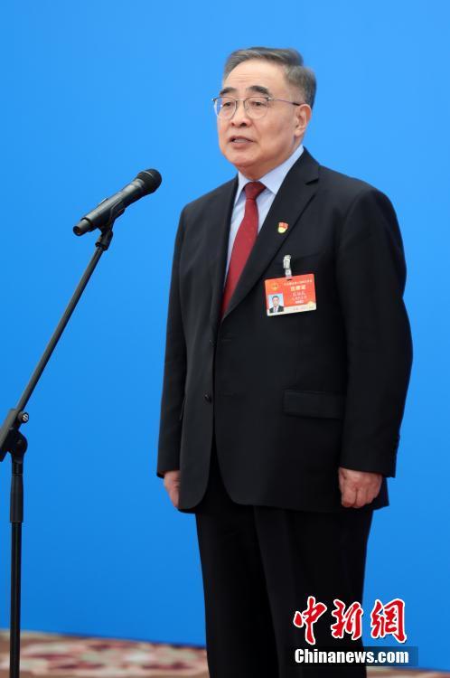 3月8日，第十三屆全國(guó)人民代表大會(huì)第四次會(huì)議舉行第二場(chǎng)“代表通道”采訪活動(dòng)。圖為全國(guó)人大代表張伯禮通過網(wǎng)絡(luò)視頻方式接受采訪。 <a target='_blank' ><p  align=