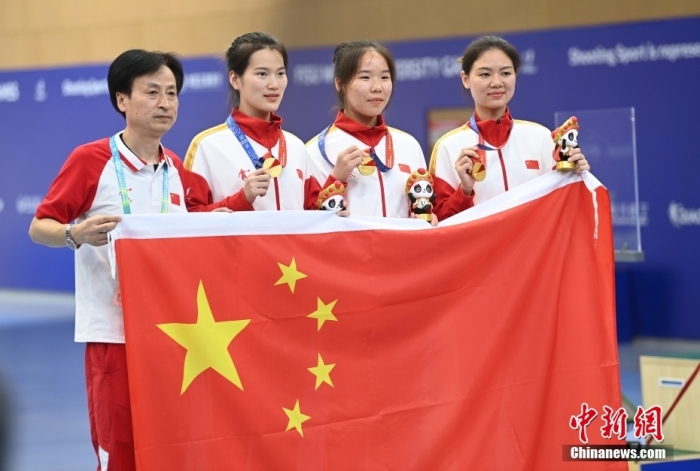 8月1日，第31屆世界大學生夏季運動會女子25米手槍團體決賽在四川成都舉行，中國隊獲得冠軍。圖為中國隊選手熊亞瑄(左二)、林雅茜(右二)、王珂怡(右一)等站在領獎臺上合影。<a target='_blank' href='/'><p  align=