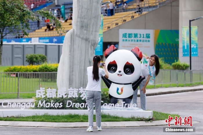 志愿者在比賽場(chǎng)館外與吉祥物景觀合影。<a target='_blank' href='/'><p  align=